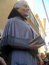 La fotografia que acompanya a naquest text pertany a la geganta 
-Mad Coloma- de lAssociaci Societat i Costums de Campos. La geganta porta sobre la ma el seu llibre de cuina. Fou presentada en societat lany 2006.