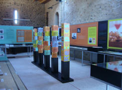  Interior exposici�: plafons m�bils amb receptes