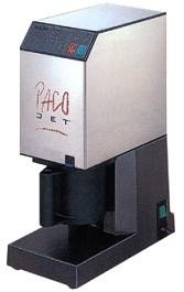 màquina gelatera de darrera generació Paco Jet de l’empresa ICC (International Cooking Concepts), que contrasta amb la màquina antiga de fer gelat (gravat S.XVI)