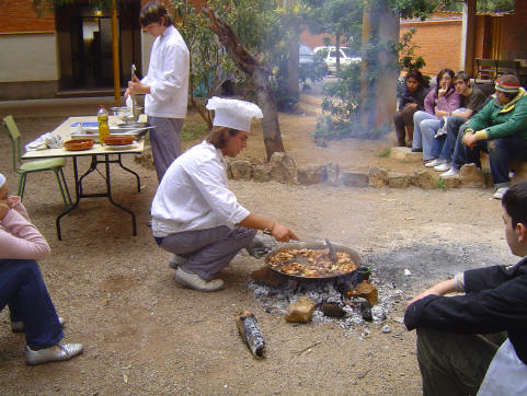 Paella a foc de llenya. Activitat a l'IES Guillem Colom Casasnovas, 12 i 13 de mar de 2007