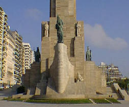 Monumento nacional a la bandera, frente el rio Paran